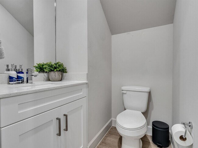 Foto del edificio - 5702 Rucio Ln