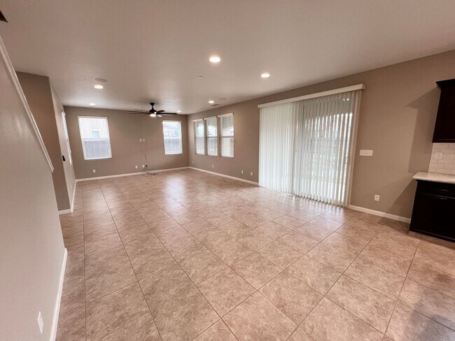 Building Photo - $2,495 Clovis East 3 Bedroom Home, Zero De...