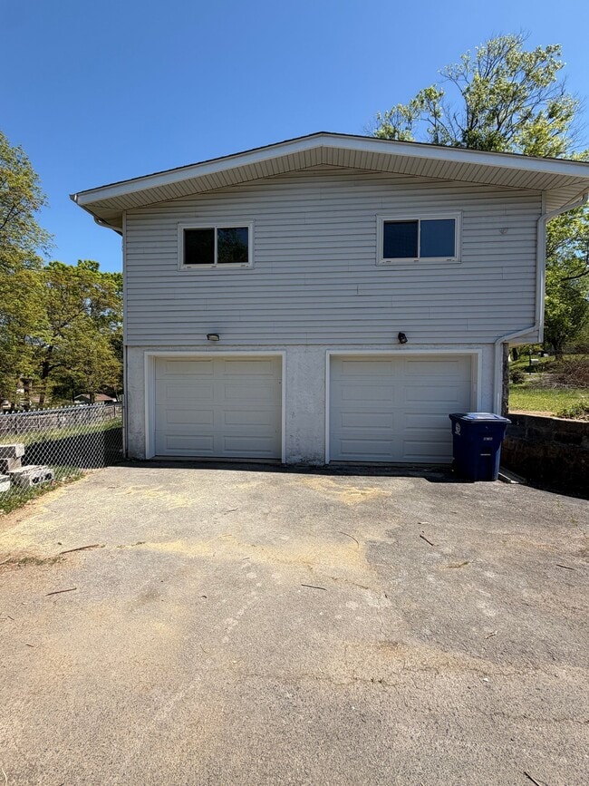 Building Photo - 607 Mountain Wood Dr