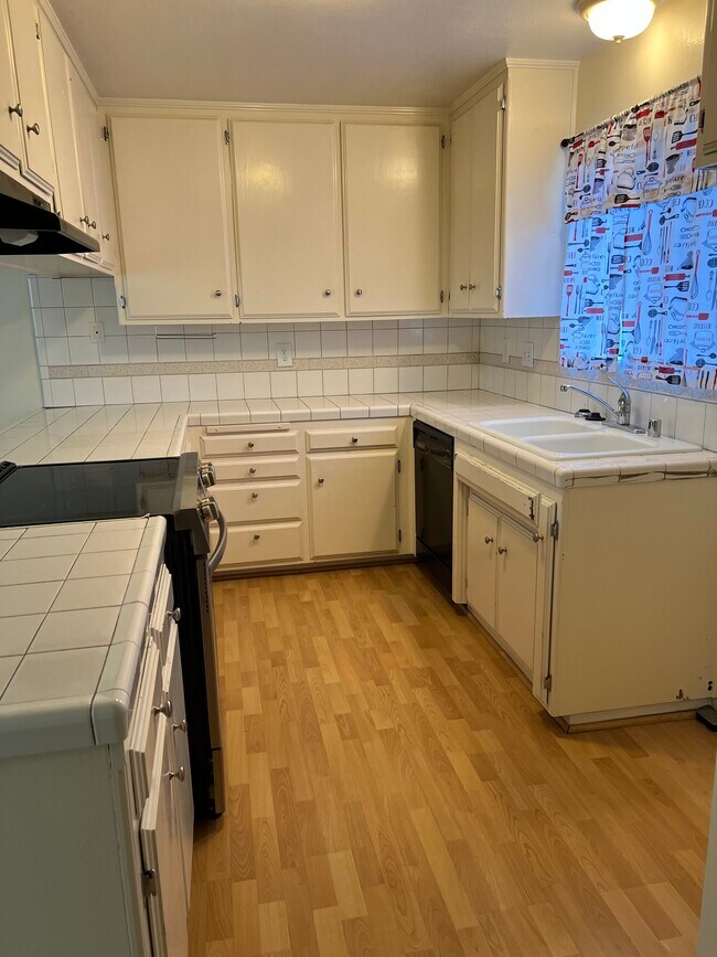 Kitchen - 9167 Tiburon Cir