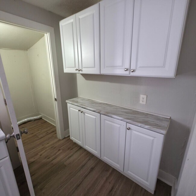 Foto del edificio - Multi Family Home 3 Bedroom and 1 Bath For Rent