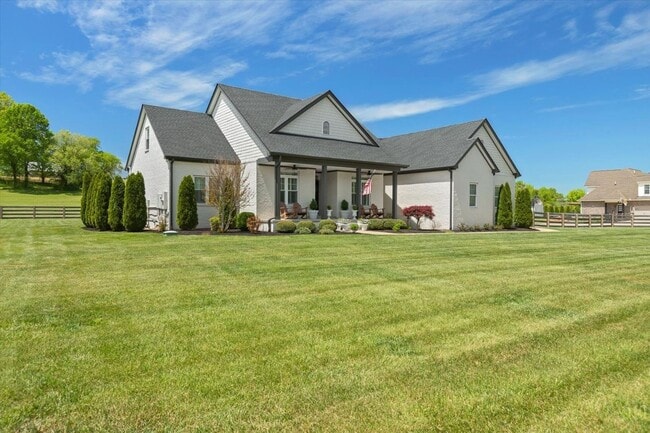 Foto del edificio - unning custom-built home on a full acre in...