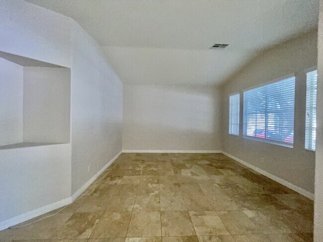 Foto del edificio - Stunning 3 bedroom 3 bath with dual primar...
