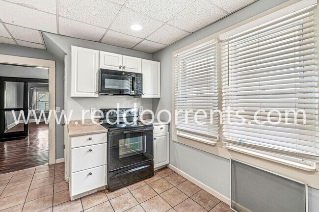 Building Photo - Updated 2-Bedroom Duplex in Vibrant Founta...