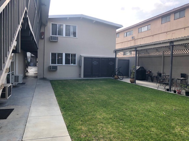 Building Photo - 10110 Camarillo Plz
