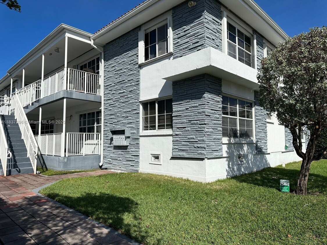 Primary Photo - 1065 97th St