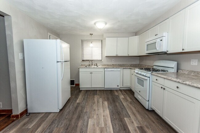 Building Photo - 4 Bedroom Home in Bethel Park!