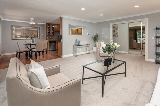 Foto del edificio - Large Condo with A/C, Balcony, 1 Car Garag...