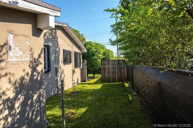 Building Photo - 3 br, 2 bath House - 6700 SW 9th St