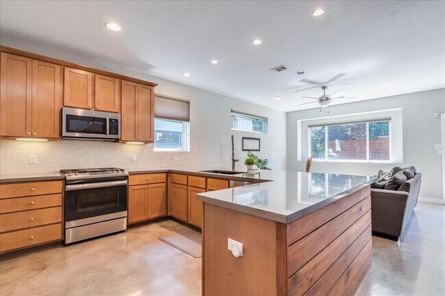 Building Photo - 3505 Villa Ct