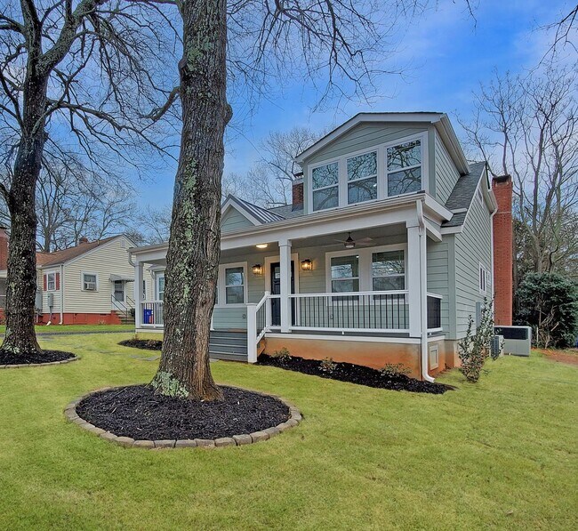 Foto del edificio - Minutes from Downtown Greenville in a Beautifully Remodeled Custom Home!