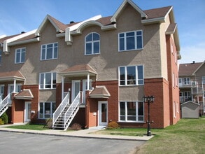 Building Photo - 934 Rue Normont