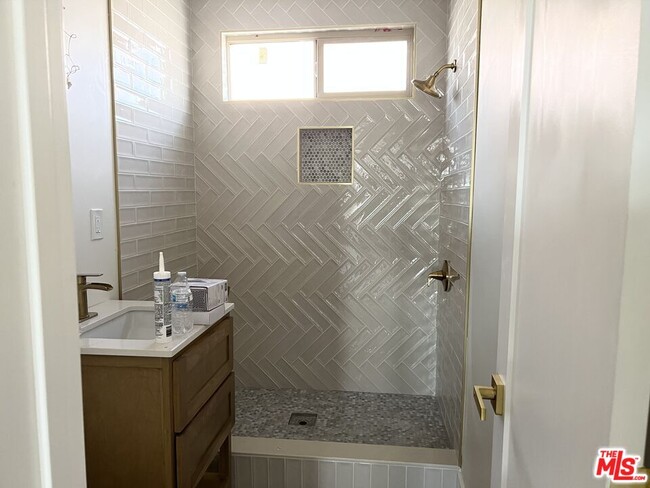 Building Photo - 1336 W 37th Dr