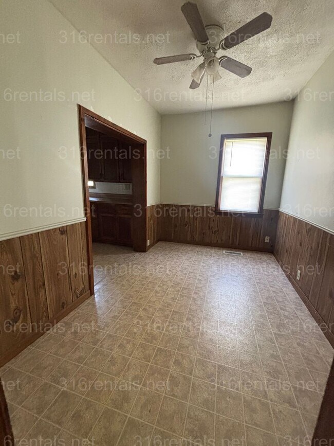 Foto del edificio - Two bed one bath fenced in yard house available now