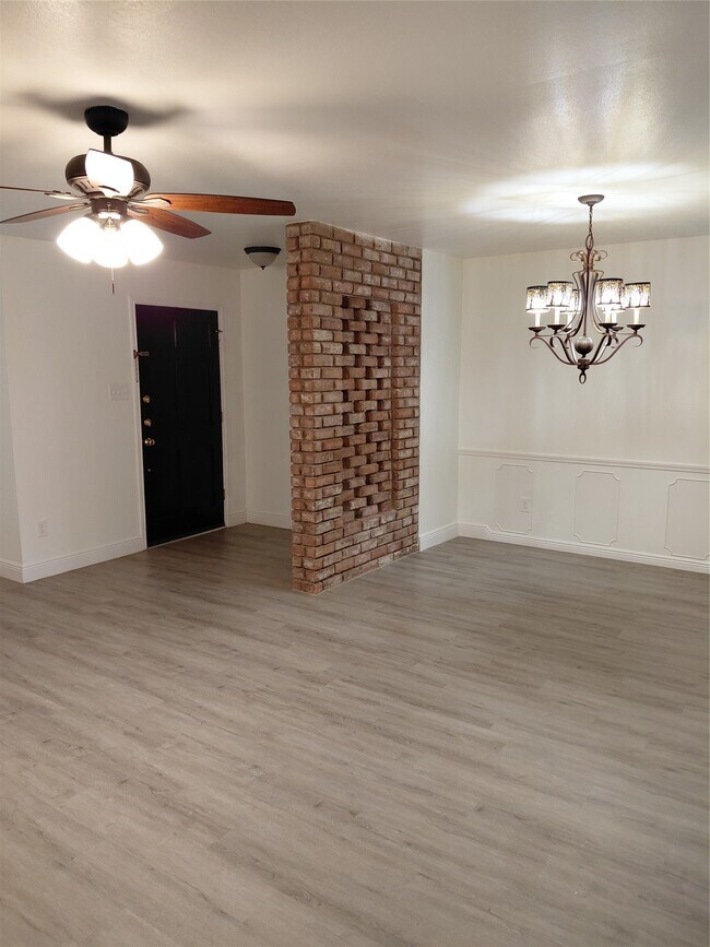 Foto del edificio - 13150 Trail Hollow Dr