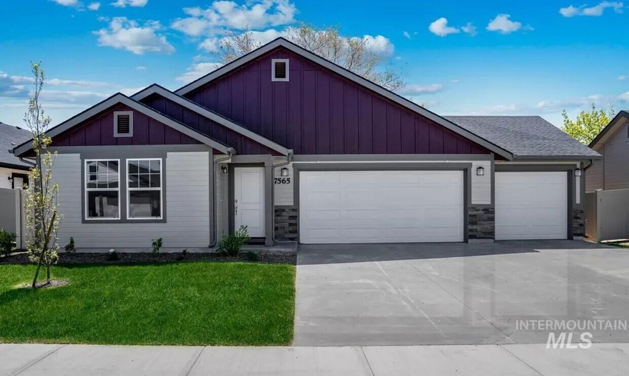 Primary Photo - Must See 3 bed plus a office with a 3 Car ...