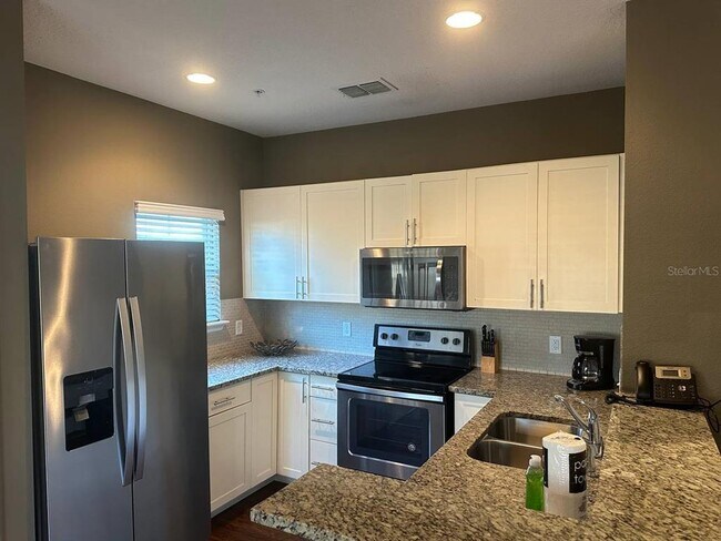 Building Photo - 8937 Shine Dr