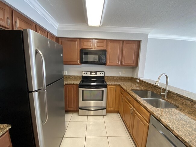 Building Photo - 14036 Fairway Island Dr