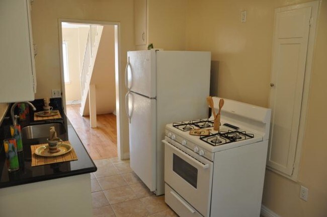 Building Photo - 1 bedroom in Los Angeles CA 90028