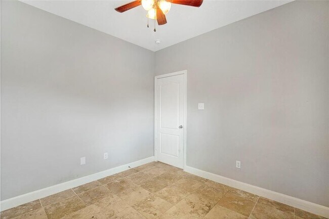 Building Photo - 307 Covecrest Dr