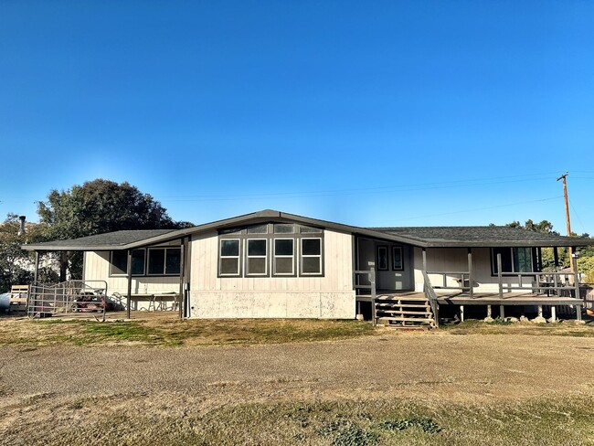 Foto del edificio - 32323 SIERRA DR - 3 BEDROOM 2 BATH - 1 ACR...