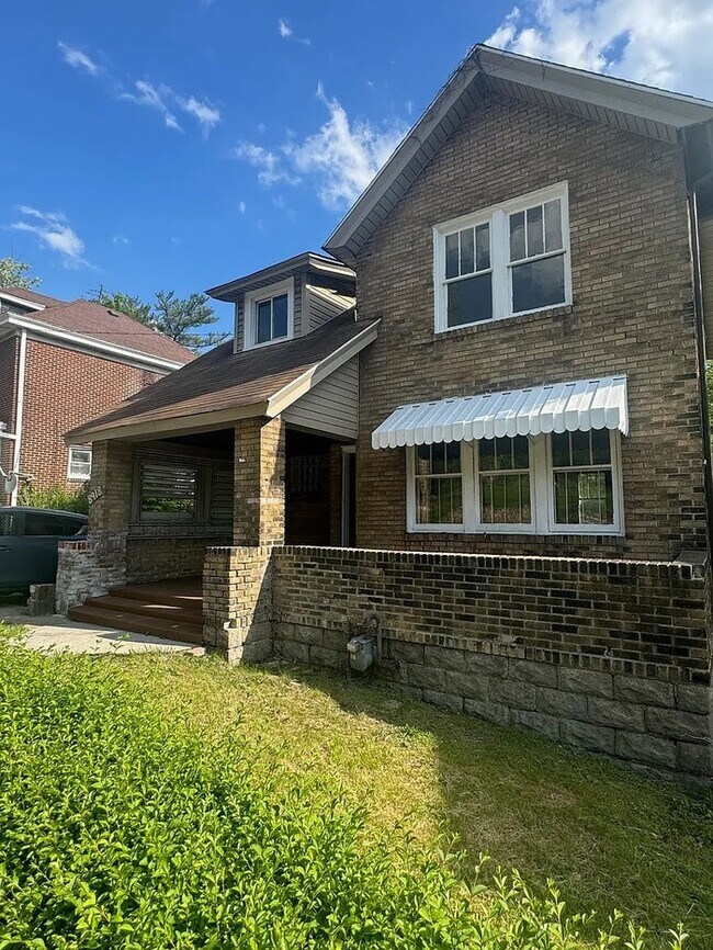 Foto del edificio - Charming Brick Two-Story Home with Covered Front Porch