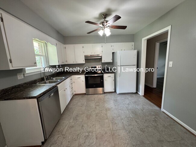 Foto del edificio - Three Bedroom Brick Ranch with Full Basement and Yard