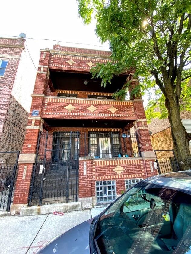 Primary Photo - 2647 W Augusta Blvd