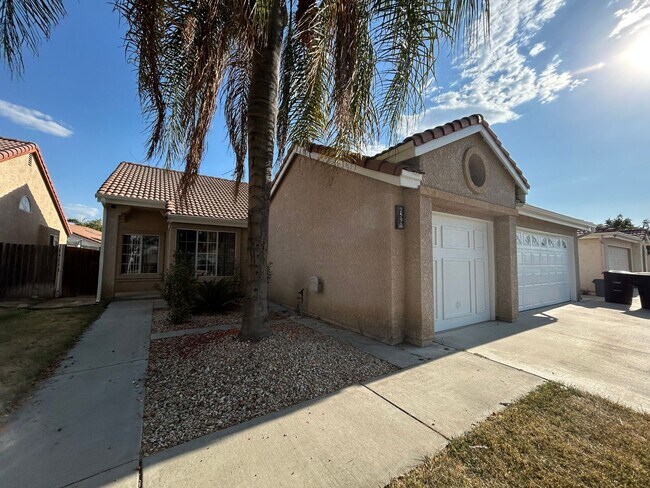 Foto del edificio - Spacious single story 3 bedroom home seeking new family!