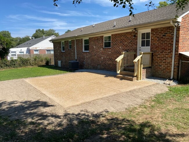 Building Photo - Charming 3 Bedroom, 2 Bath Brick Ranch Hom...