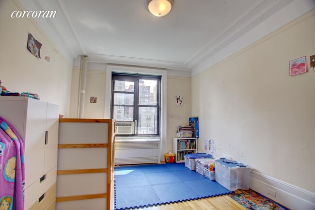 Building Photo - 158 W 81st St