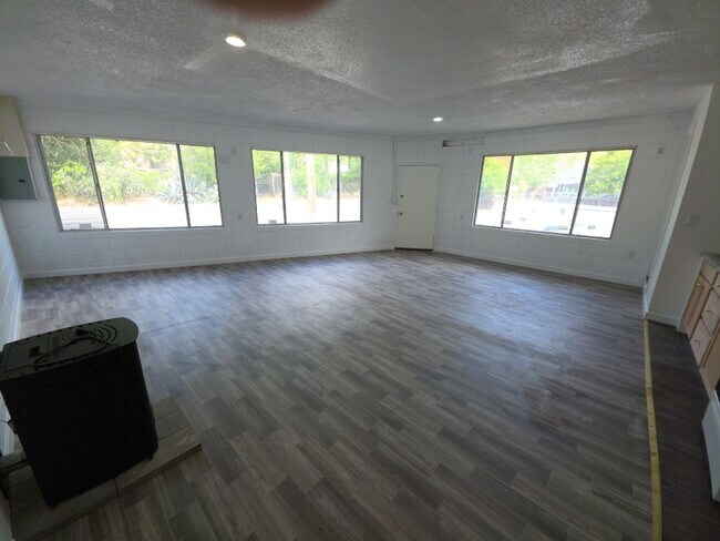Foto del edificio - 13451 Lakeshore Dr