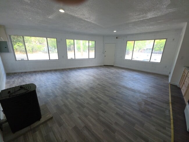 Building Photo - 13451 Lakeshore Dr