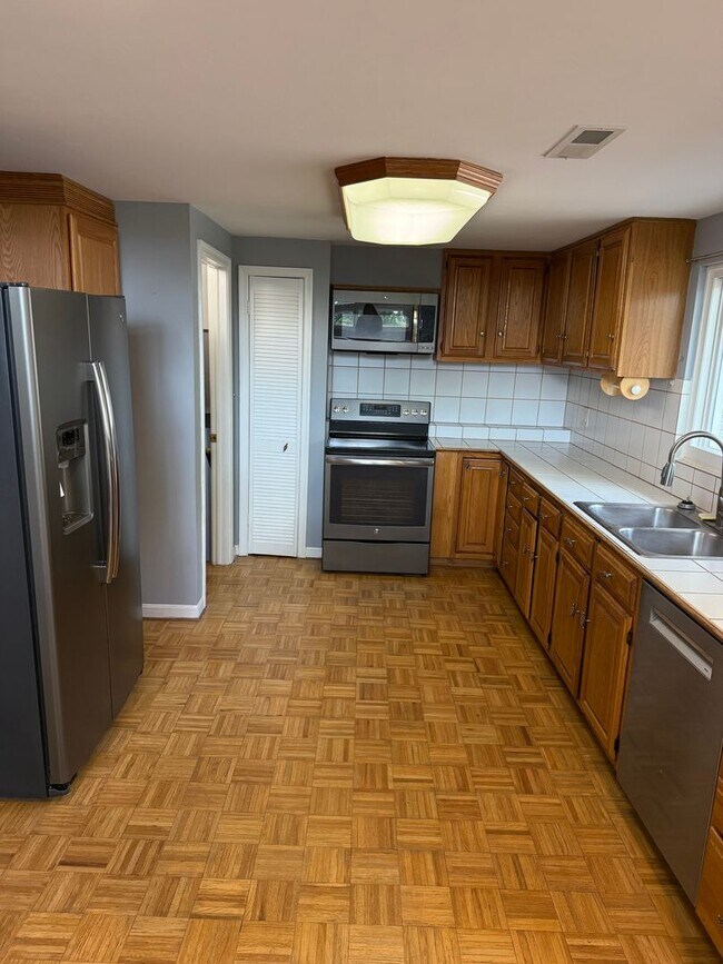 Building Photo - Spacious Home on Private Setting