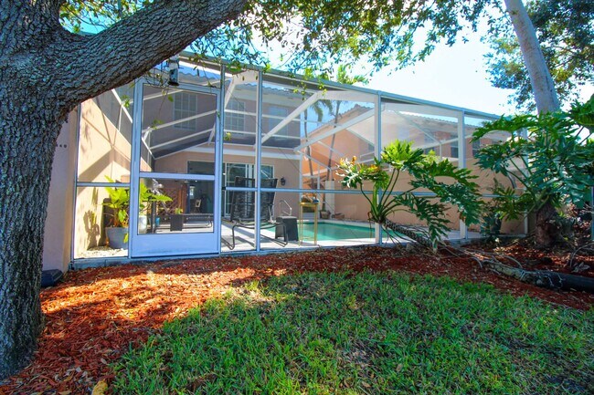 Building Photo - ** THE COVE 3-BED\2.5 BATH BEAUTIFUL FURNI...
