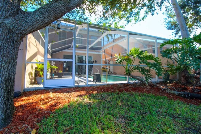 Foto del edificio - ** THE COVE 3-BED\2.5 BATH BEAUTIFUL FURNI...