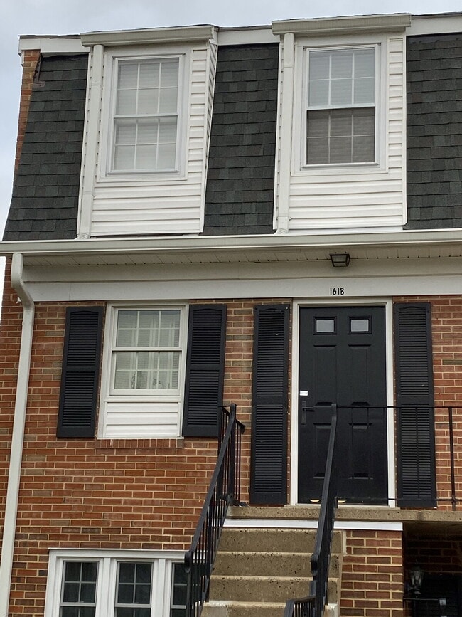 Building Photo - 161B Leeds Ct W