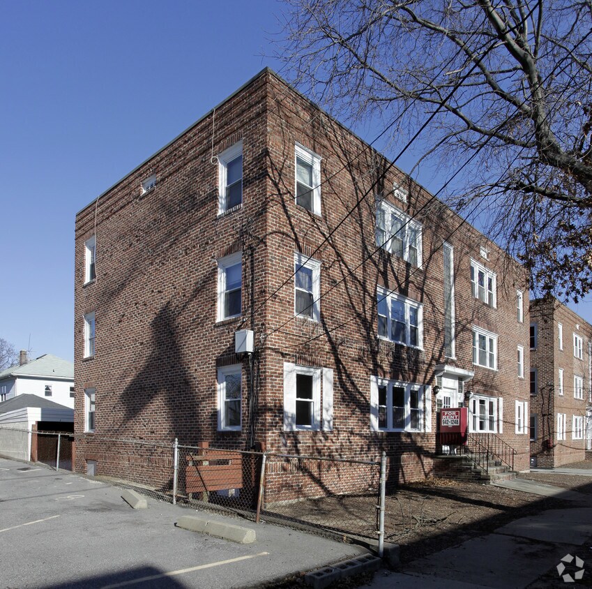 Primary Photo - 67 Thackeray St