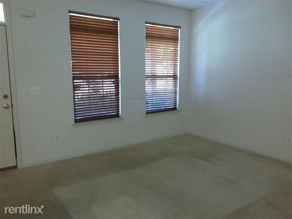 Building Photo - 488 Village Dr