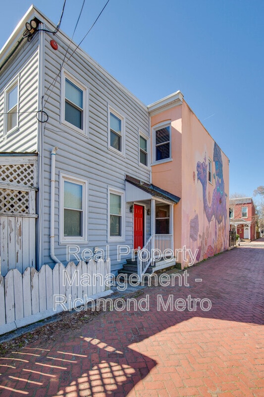 Building Photo - 301 S Laurel St