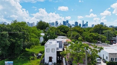 Building Photo - 905 SW 13th Ct