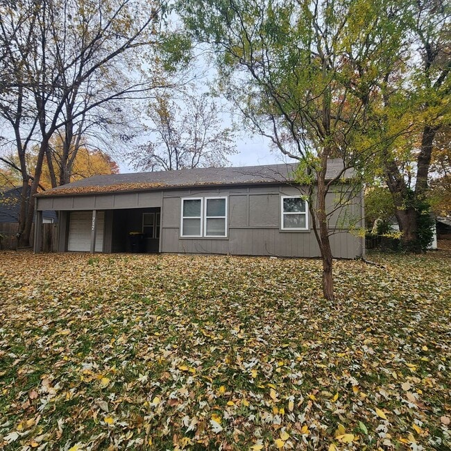 Building Photo - Renovated and refreshed 3 Bedroom, 1 Bathr...