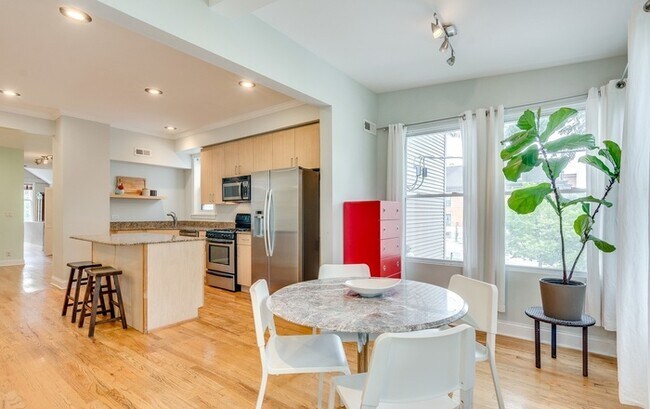 Building Photo - Sunny 2 bed with private deck access - Riv...