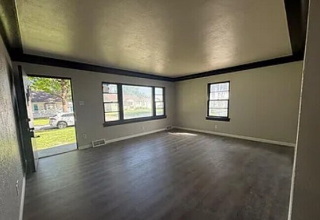 Foto del edificio - For Lease