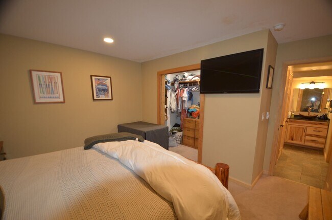 Building Photo - Dogs negotiable! Gondola and Main Street steps from your front door! Steam Shower!