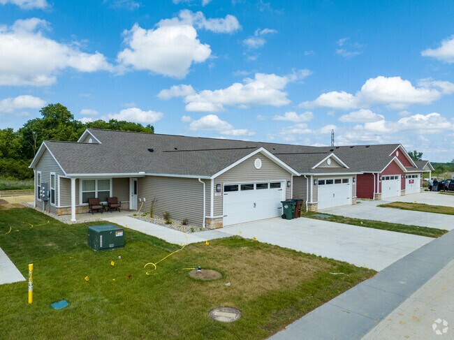 Building Photo - Redwood Vandalia