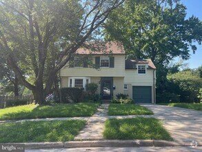 Building Photo - 819 Fairway Dr