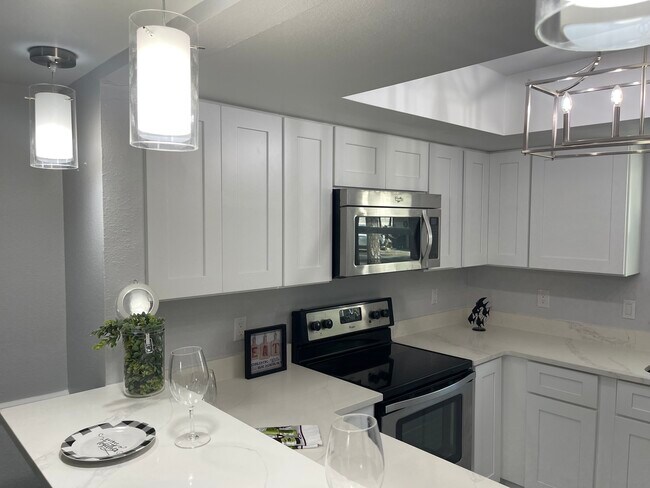 Excelente cocina y baños. - 152 Douglas Rd W