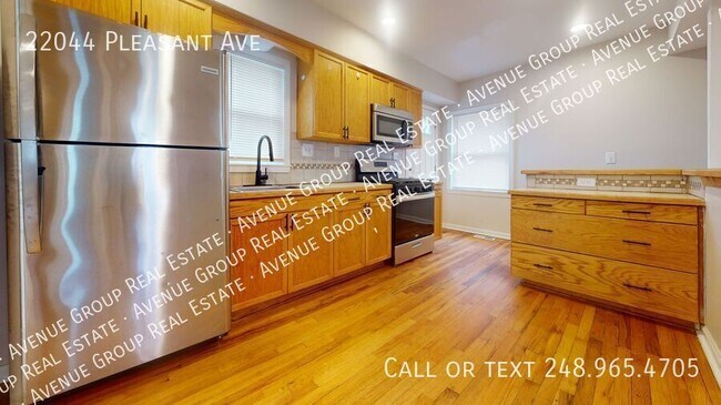 Foto del edificio - 22044 Pleasant Ave