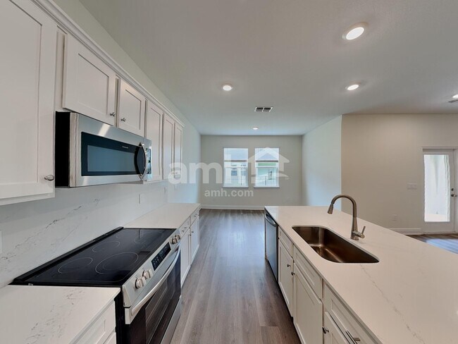 Building Photo - 5992 Pinewood Ests Dr